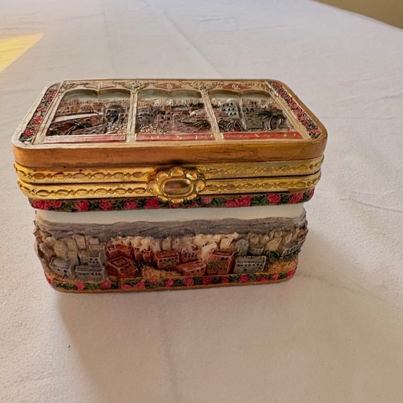 Vtg Jerusalem Landscape Hand Etched 3D Porcelain Trinket Box Black Velvet Lining - Picture 2 of 11